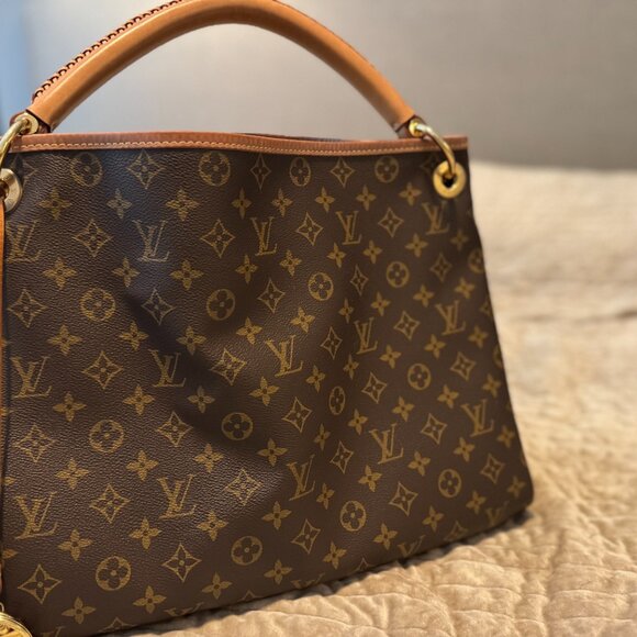 Louis Vuitton 'Artsy' LIKE NEW! - Picture 2 of 7